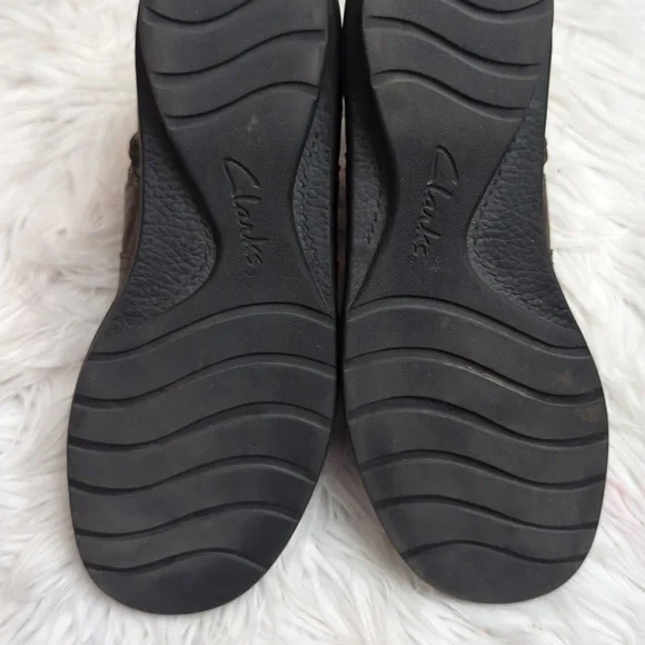 Clarks Bendable Dark Brown Leather Ankle Boots with Zipper - Picture 5 of 10